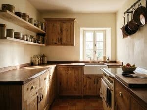 Cuisine artisanale en bois massif avec plan de travail et façades chêne