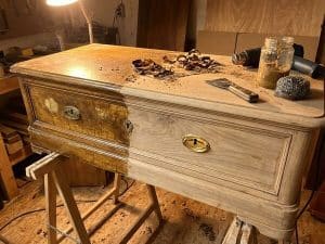 Commode ancienne en cours de restauration dans un atelier