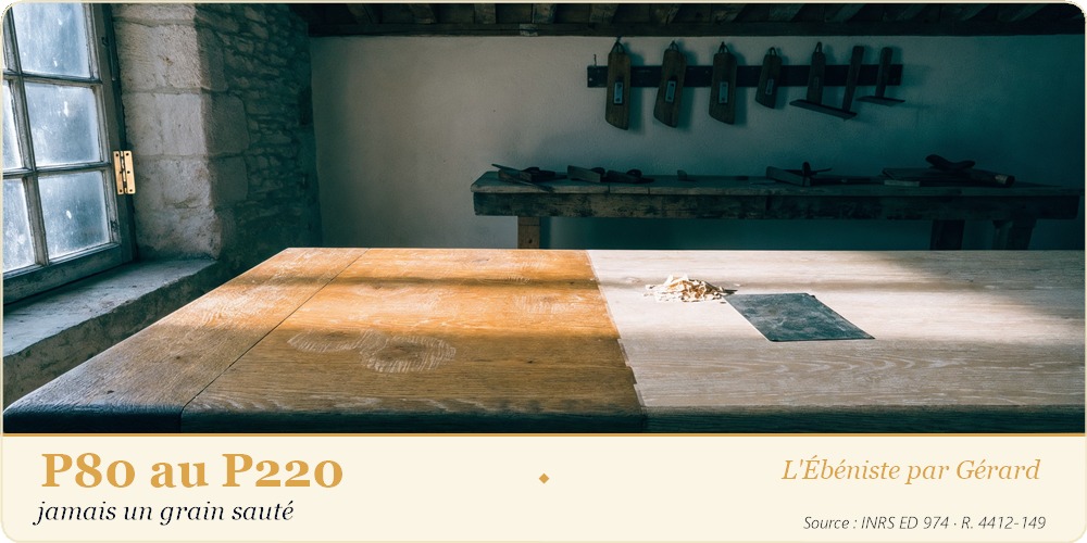 Poncer une table en bois : plateau de chêne massif raclé à moitié, racloir posé, atelier ébéniste Sud-Ouest